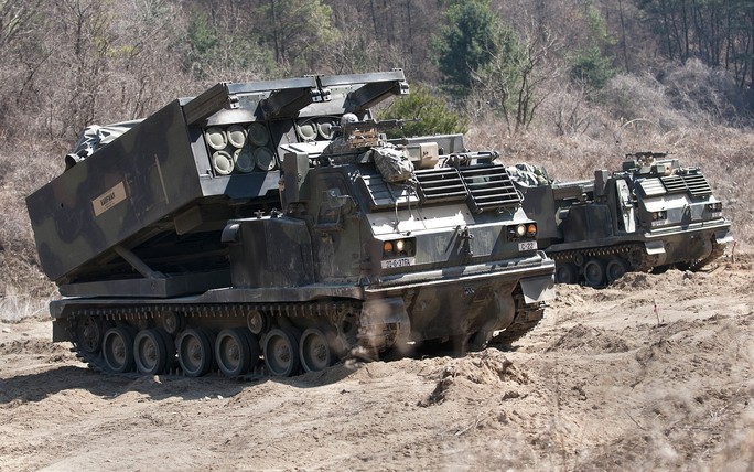 Ukraine lần đầu tiên nhận được vũ khí hạng nặng M270 - Ảnh 1.