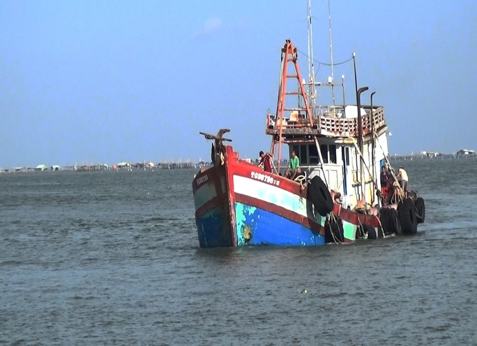 Cảnh sát biển phát hiện tàu vỏ gỗ chở lậu 90.000 lít dầu - Ảnh 1.