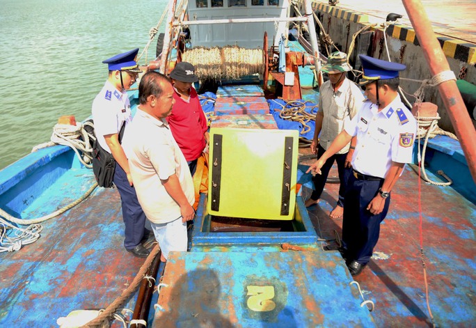 Cảnh sát biển phát hiện tàu vỏ gỗ chở lậu 90.000 lít dầu - Ảnh 2.