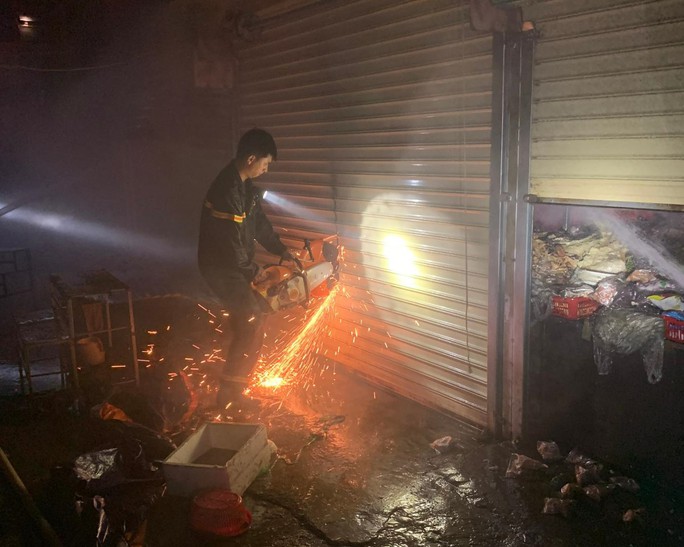 Cháy lớn tại chợ thị xã, 28 ki - ốt bị thiêu rụi - Ảnh 1.