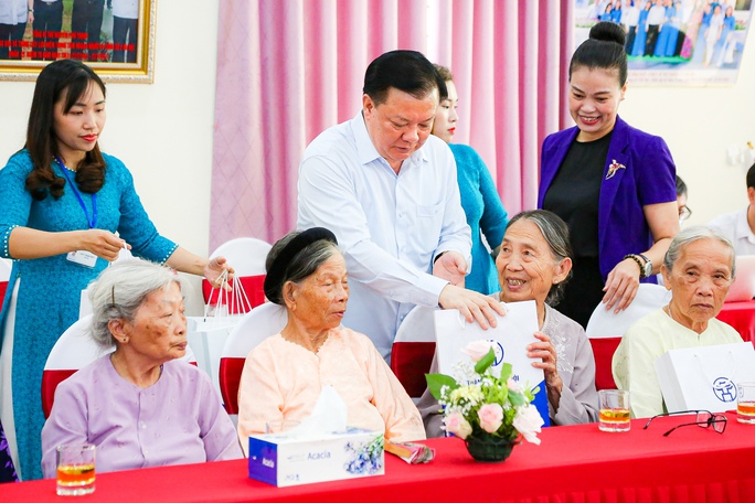 Bí thư Hà Nội Đinh Tiến Dũng thăm và tặng quà người có công - Ảnh 4.