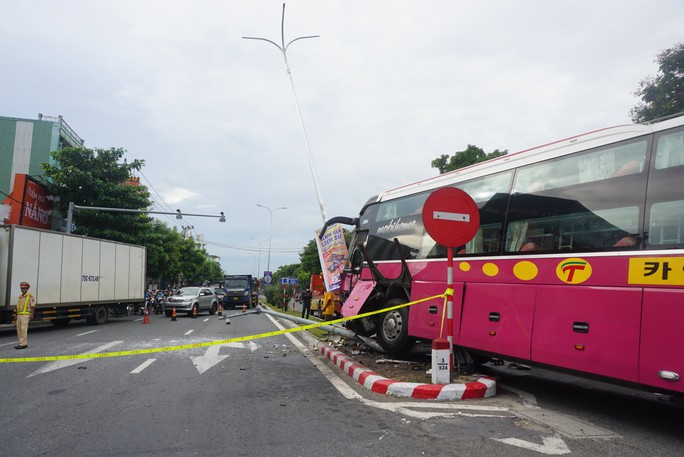 Tránh xe máy qua đường, xe khách chở 40 người gặp tai nạn - Ảnh 4.