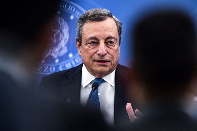 Bị đồng minh quay lưng, Thủ tướng Ý Mario Draghi từ chức - Ảnh 1.