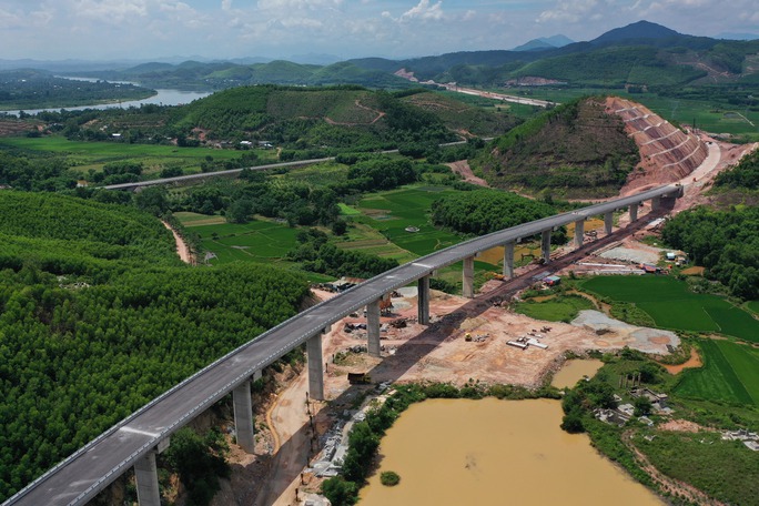 Cầu số 4 vượt nút, với 20 nhịp dài trên 800 m có vốn đầu tư khoảng 200 tỉ đồng. Đây là cầu vượt dài nhất của dự án Cam Lộ - La Sơn.