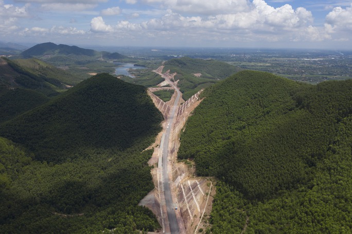 Hình hài cao tốc Cam Lộ - La Sơn nhìn từ trên cao.