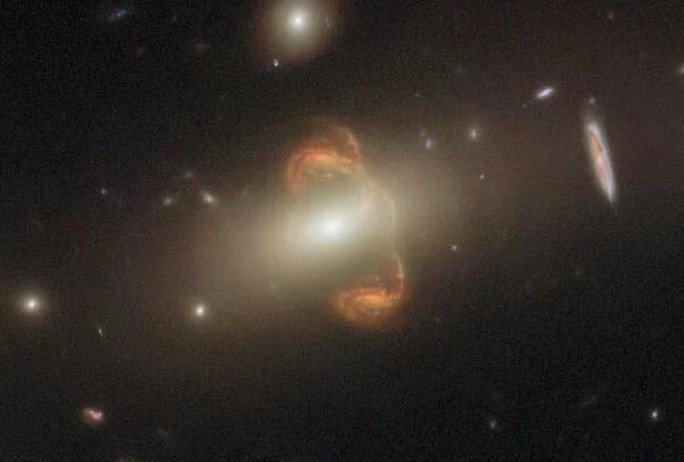 Ảnh độc từ siêu kính viễn vọng: Gương thiên hà xuyên không - Ảnh 1.