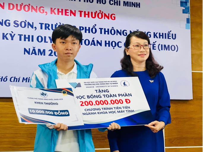 Trường ĐH Khoa học Tự nhiên trao học bổng toàn phần cho 2 thí sinh đoạt huy chương quốc tế - Ảnh 1.