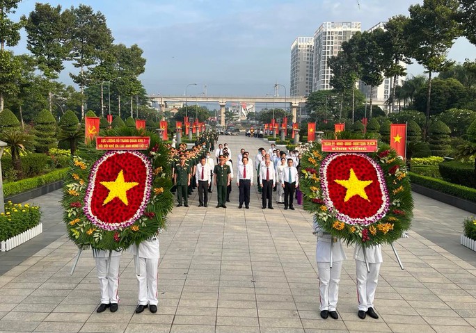 Lãnh đạo TP HCM, Quân Khu 7 tưởng niệm các anh hùng liệt sĩ - Ảnh 2.