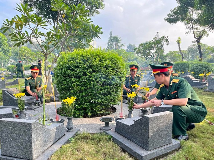 Lãnh đạo TP HCM, Quân Khu 7 tưởng niệm các anh hùng liệt sĩ - Ảnh 8.