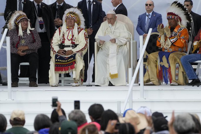 Lời xin lỗi “lịch sử” của Giáo hoàng Francis - Ảnh 3.