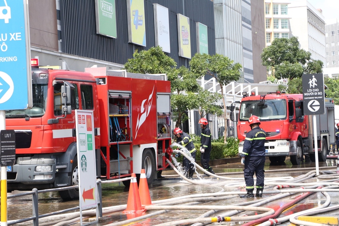 CLIP: Toát mồ hôi khoảnh khắc giải cứu 74 người tại Aeon Mall Bình Tân - Ảnh 10.