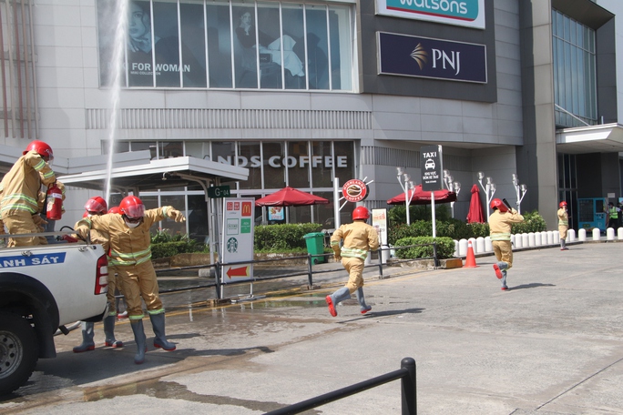 CLIP: Toát mồ hôi khoảnh khắc giải cứu 74 người tại Aeon Mall Bình Tân - Ảnh 2.