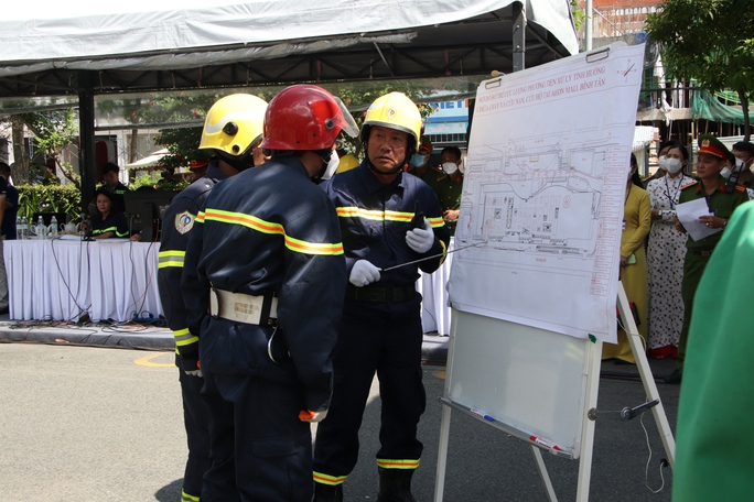 CLIP: Toát mồ hôi khoảnh khắc giải cứu 74 người tại Aeon Mall Bình Tân - Ảnh 3.