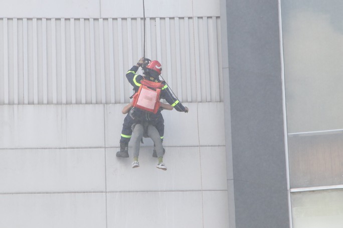 CLIP: Toát mồ hôi khoảnh khắc giải cứu 74 người tại Aeon Mall Bình Tân - Ảnh 9.