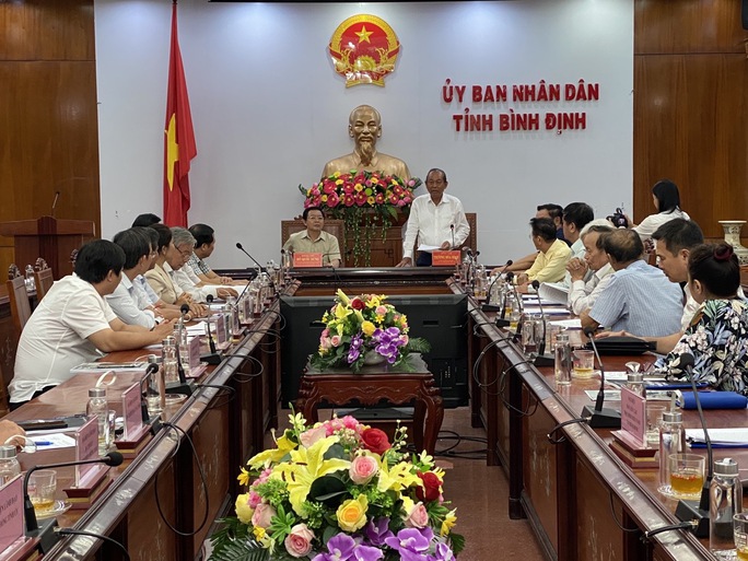 Trao quà cho 100 hộ nghèo, tặng 64 xe đạp cho học sinh Bình Định - Ảnh 5.