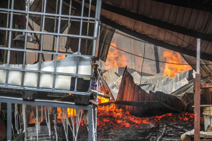 Cháy lớn tại xưởng sản xuất công ty gỗ ở Bình Định - Ảnh 11.