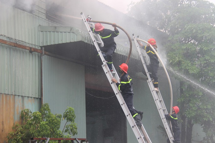 Cháy lớn tại xưởng sản xuất công ty gỗ ở Bình Định - Ảnh 8.