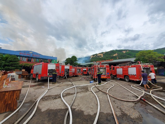 Cháy lớn tại xưởng sản xuất công ty gỗ ở Bình Định - Ảnh 3.