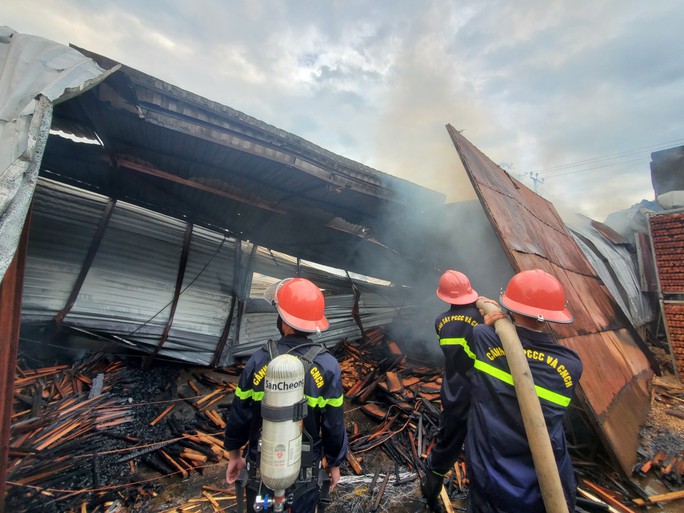 Cháy lớn tại xưởng sản xuất công ty gỗ ở Bình Định - Ảnh 5.