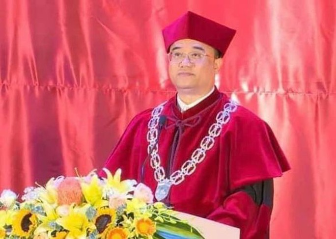 Giám đốc ĐH Quốc gia Hà Nội lên tiếng vụ Hiệu trưởng cầm quyền trượng tại lễ trao bằng tốt nghiệp - Ảnh 2.