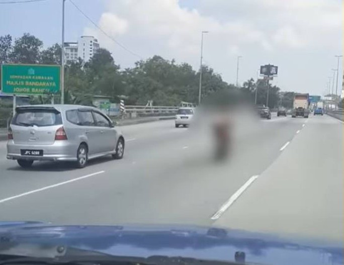 Chuyện khủng khiếp đằng sau người đàn ông khỏa thân lái xe máy ở Malaysia - Ảnh 1.