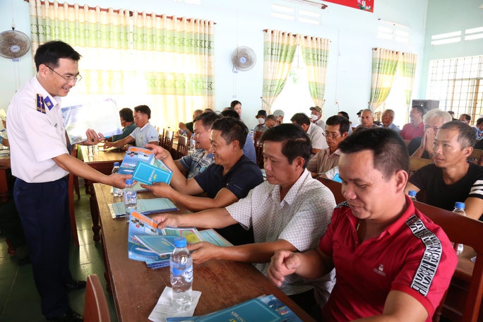 Tuyên truyền chống khai thác thuỷ sản bất hợp pháp cho ngư dân Quảng Ngãi - Ảnh 1.