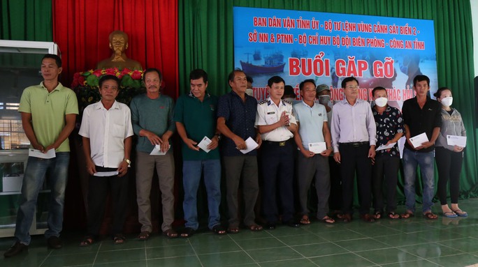 Tuyên truyền chống khai thác thuỷ sản bất hợp pháp cho ngư dân Quảng Ngãi - Ảnh 2.