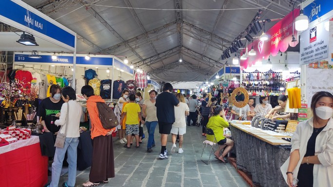 Hội chợ ẩm thực, hàng Thái Lan tái xuất sau hơn 2 năm dịch bệnh - Ảnh 1.