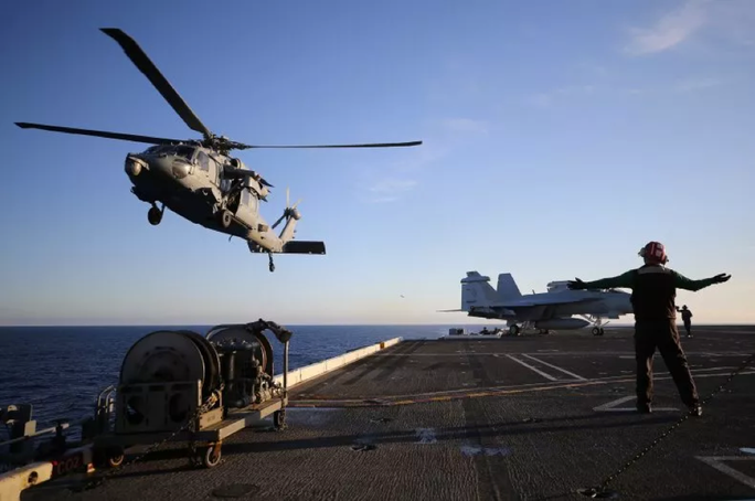 Hải quân Mỹ gặp sự cố hy hữu: Trực thăng đánh rơi 5 tên lửa xuống biển - Ảnh 1.