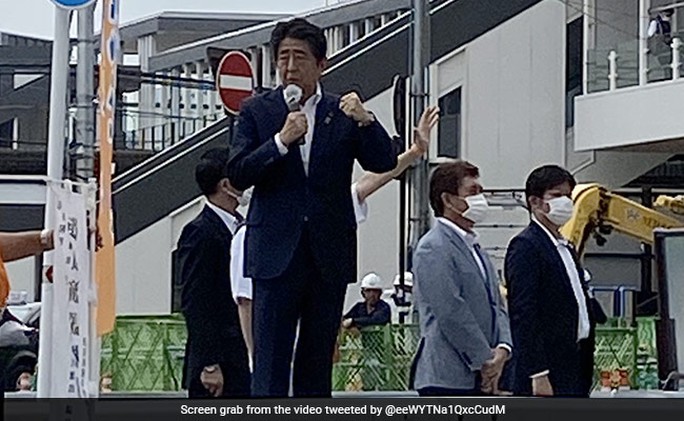 Viên đạn bắn cựu Thủ tướng Abe Shinzo xuyên trúng tim - Ảnh 1.