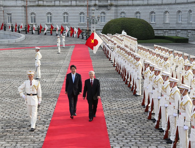 Những hình ảnh đáng nhớ của cố Thủ tướng Abe Shinzo và Lãnh đạo Việt Nam - Ảnh 2.