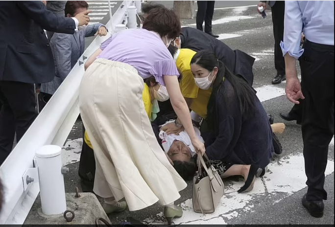 CLIP: Hiện trường cựu Thủ tướng Nhật Bản Abe Shinzo bị bắn - Ảnh 3.