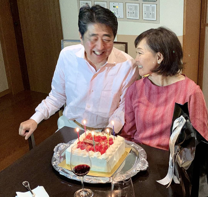 Tình yêu bền chặt ông Abe Shinzo dành cho vợ - Ảnh 4.