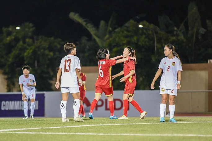 Thắng đậm Lào, tuyển nữ Việt Nam vươn lên nhóm đầu bảng AFF Cup 2022 - Ảnh 2.