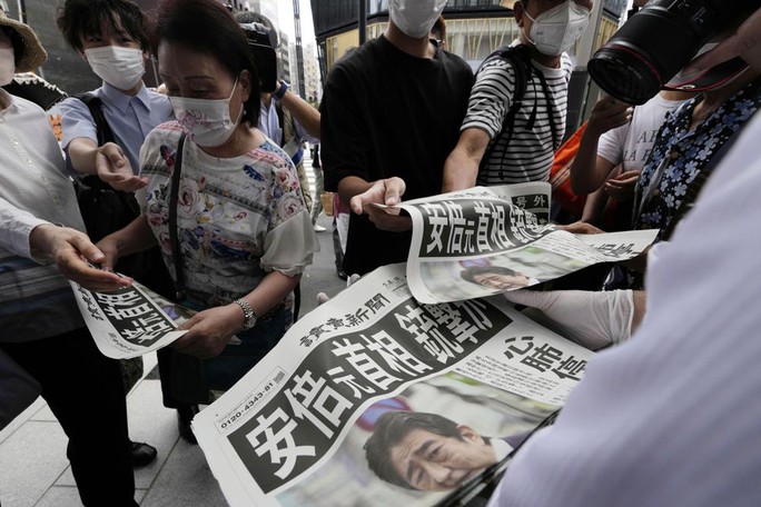 Thi thể cựu Thủ tướng Abe Shinzo được đưa đến Tokyo - Ảnh 4. Thi thể cựu Thủ tướng Abe Shinzo được đưa đến Tokyo - Ảnh 4.