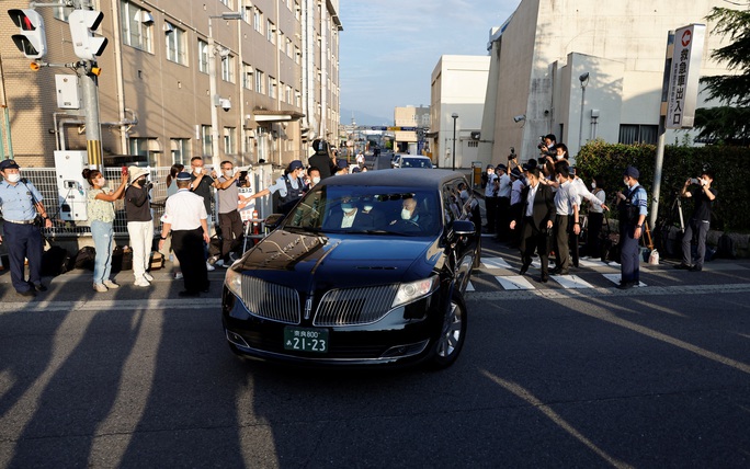 Thi thể cựu Thủ tướng Abe Shinzo được đưa đến Tokyo - Ảnh 2. Thi thể cựu Thủ tướng Abe Shinzo được đưa đến Tokyo - Ảnh 2.
