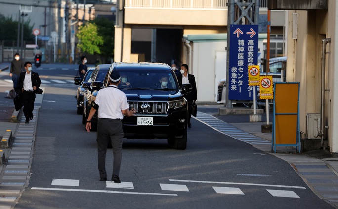 Thi thể cựu Thủ tướng Abe Shinzo được đưa đến Tokyo - Ảnh 3. Thi thể cựu Thủ tướng Abe Shinzo được đưa đến Tokyo - Ảnh 3.