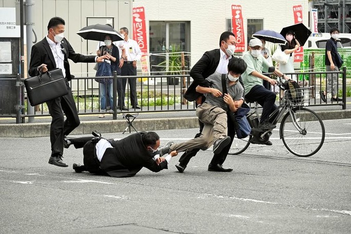 Vụ ám sát cựu Thủ tướng Nhật Bản Abe: Đội đặc nhiệm 90 người vào cuộc - Ảnh 2.
