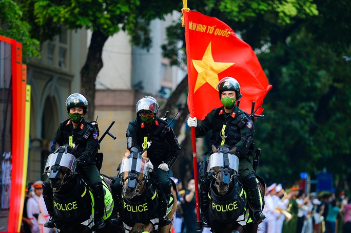 Mãn nhãn dàn kỵ binh diễu hành trên phố Hà Nội - Ảnh 10.