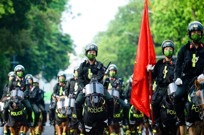 Mãn nhãn dàn kỵ binh diễu hành trên phố Hà Nội - Ảnh 8.