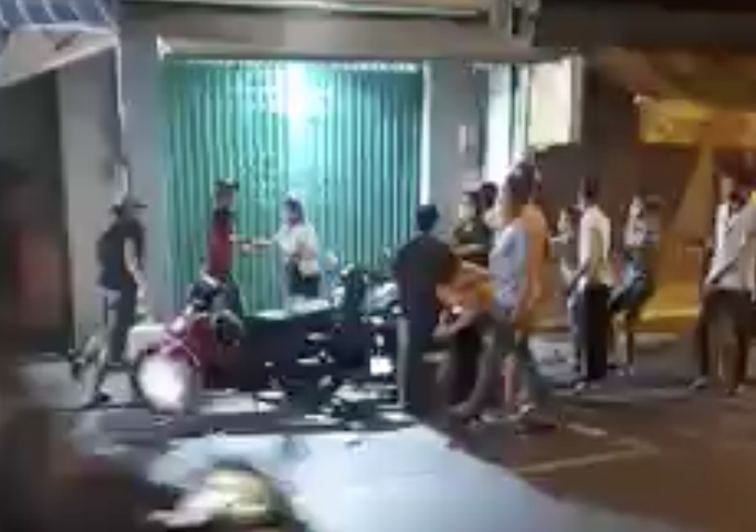 Hai nhóm hỗn chiến trước quán karaoke ở TP HCM - Ảnh 1.