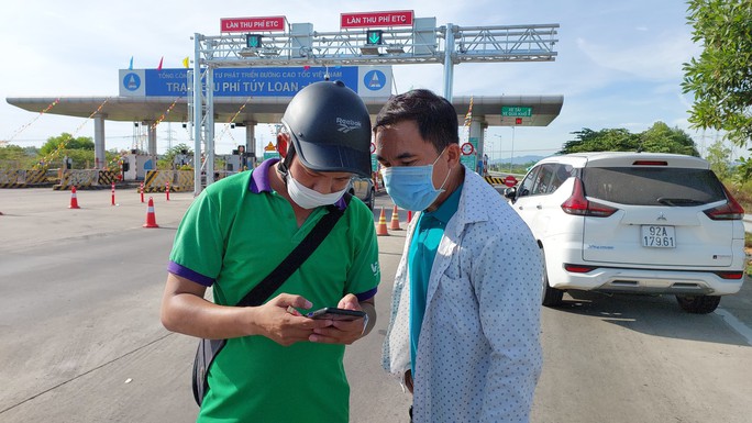 Tài xế ngao ngán trong ngày đầu thu phí không dừng tại cao tốc Đà Nẵng - Quảng Ngãi - Ảnh 10.