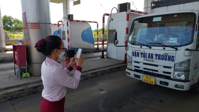 Tài xế ngao ngán trong ngày đầu thu phí không dừng tại cao tốc Đà Nẵng - Quảng Ngãi - Ảnh 8.