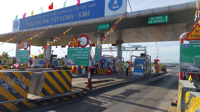 Tài xế ngao ngán trong ngày đầu thu phí không dừng tại cao tốc Đà Nẵng - Quảng Ngãi - Ảnh 2.