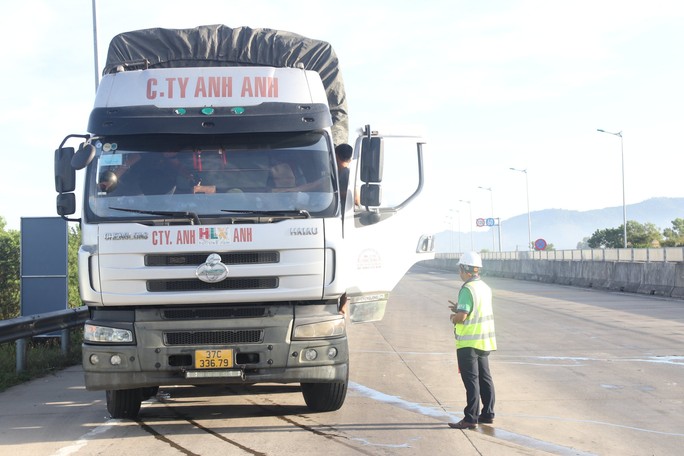 Tài xế ngao ngán trong ngày đầu thu phí không dừng tại cao tốc Đà Nẵng - Quảng Ngãi - Ảnh 7.