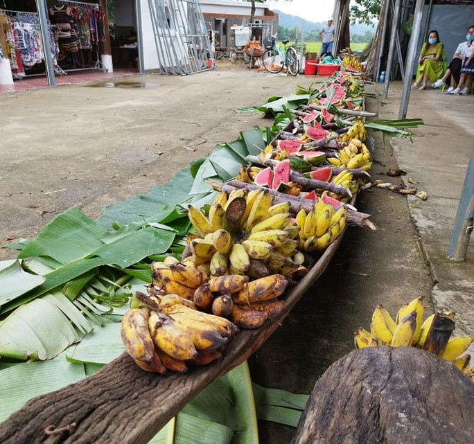 Mở tiệc buffet cho… voi! - Ảnh 2.