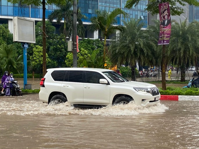 Hà Nội: Nhiều tuyến phố ngập sâu, giao thông ùn tắc, hỗn loạn - Ảnh 20.
