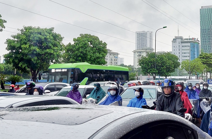 Hà Nội: Nhiều tuyến phố ngập sâu, giao thông ùn tắc, hỗn loạn - Ảnh 9.