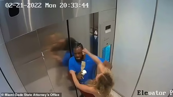 Lộ clip nữ người mẫu đánh đấm bạn trai dữ dội trong thang máy - Ảnh 2.