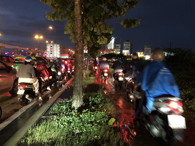 TP HCM: Nhiều tuyến đường ngập, kẹt xe vào giờ tan tầm - Ảnh 7.